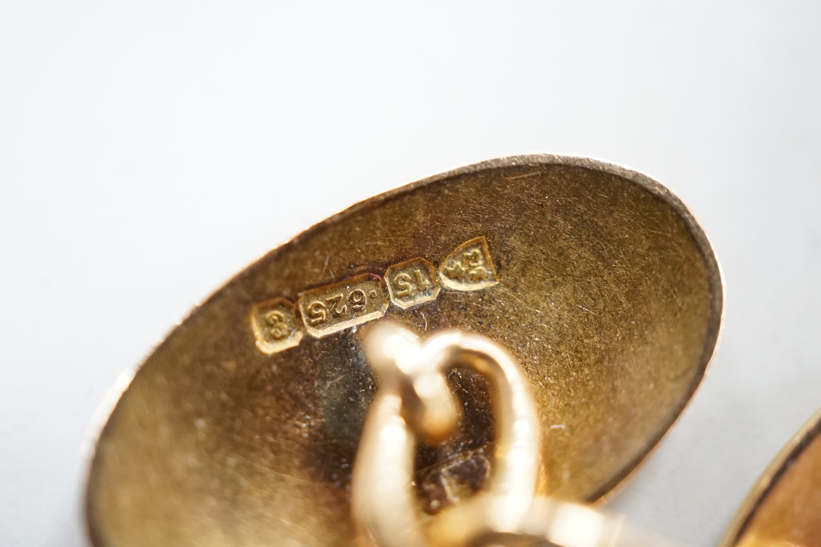 A pair of Edwardian engraved 15ct gold oval cufflinks, 10 grams.